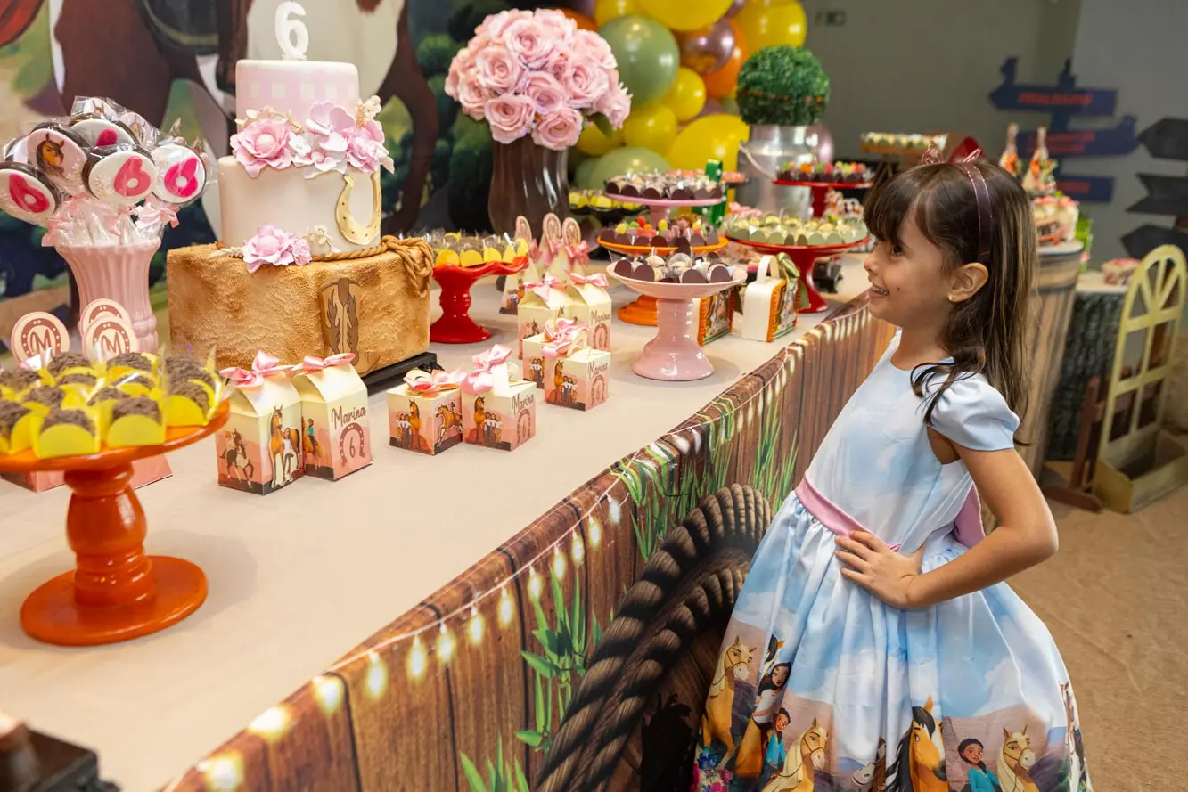 Marina brincando espontaneamente em sua festa de 6 anos
